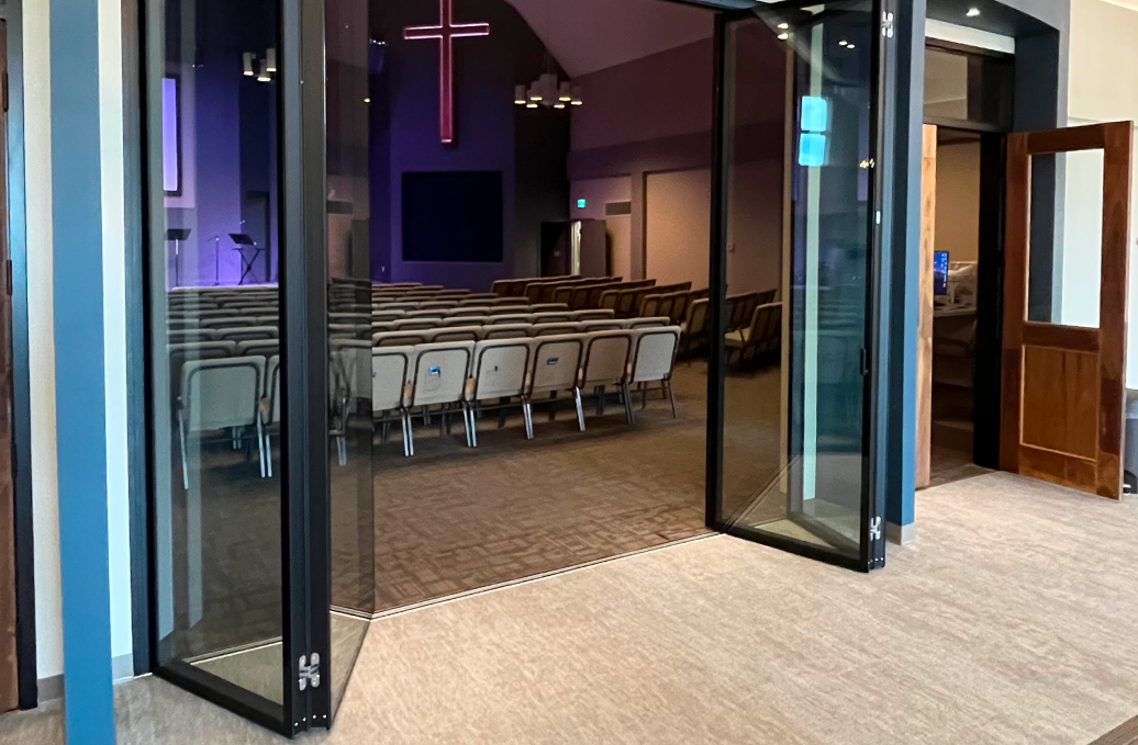 alt="Movable glass walls installed by Systemax in modern office space."
